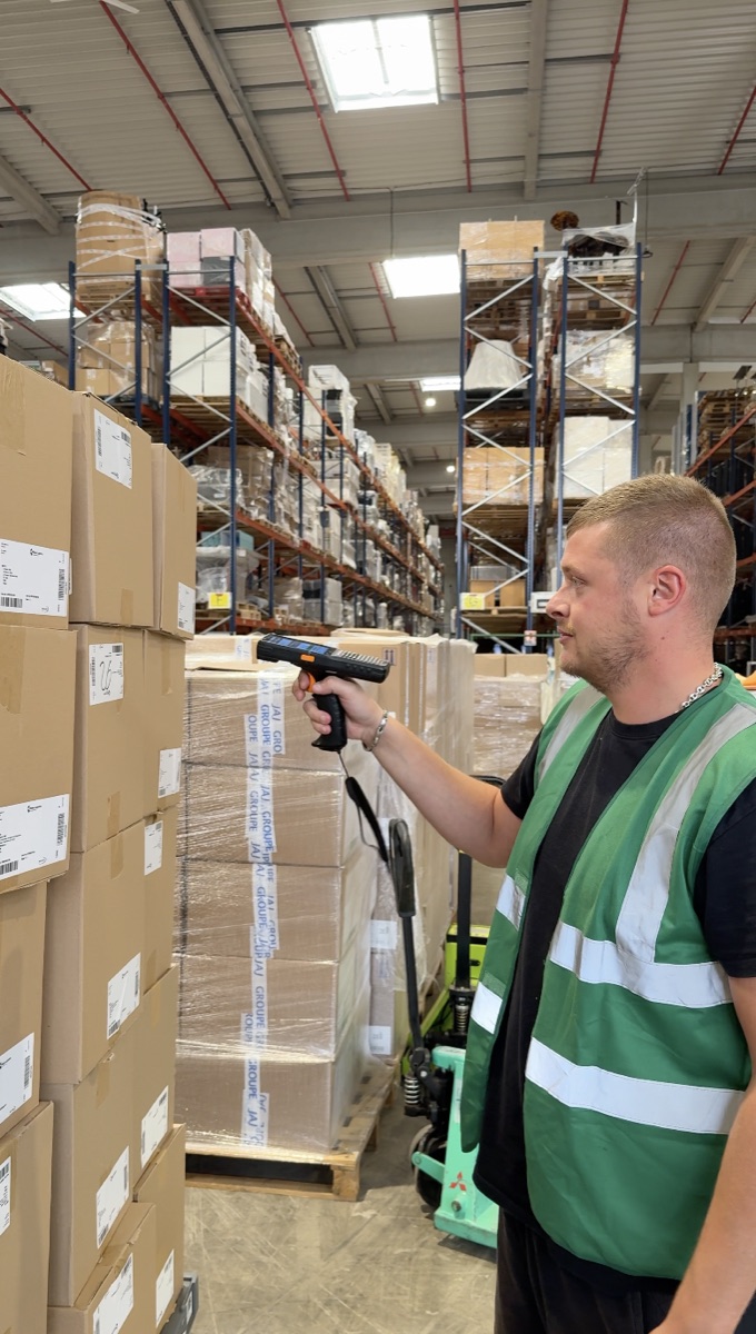 Préparateur IEFS scannant les colis d'une commande