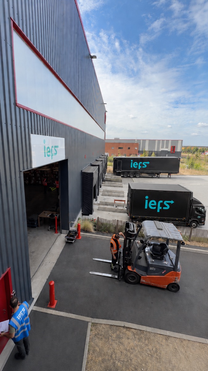 Camions IEFS au départ du quai pour la distribution